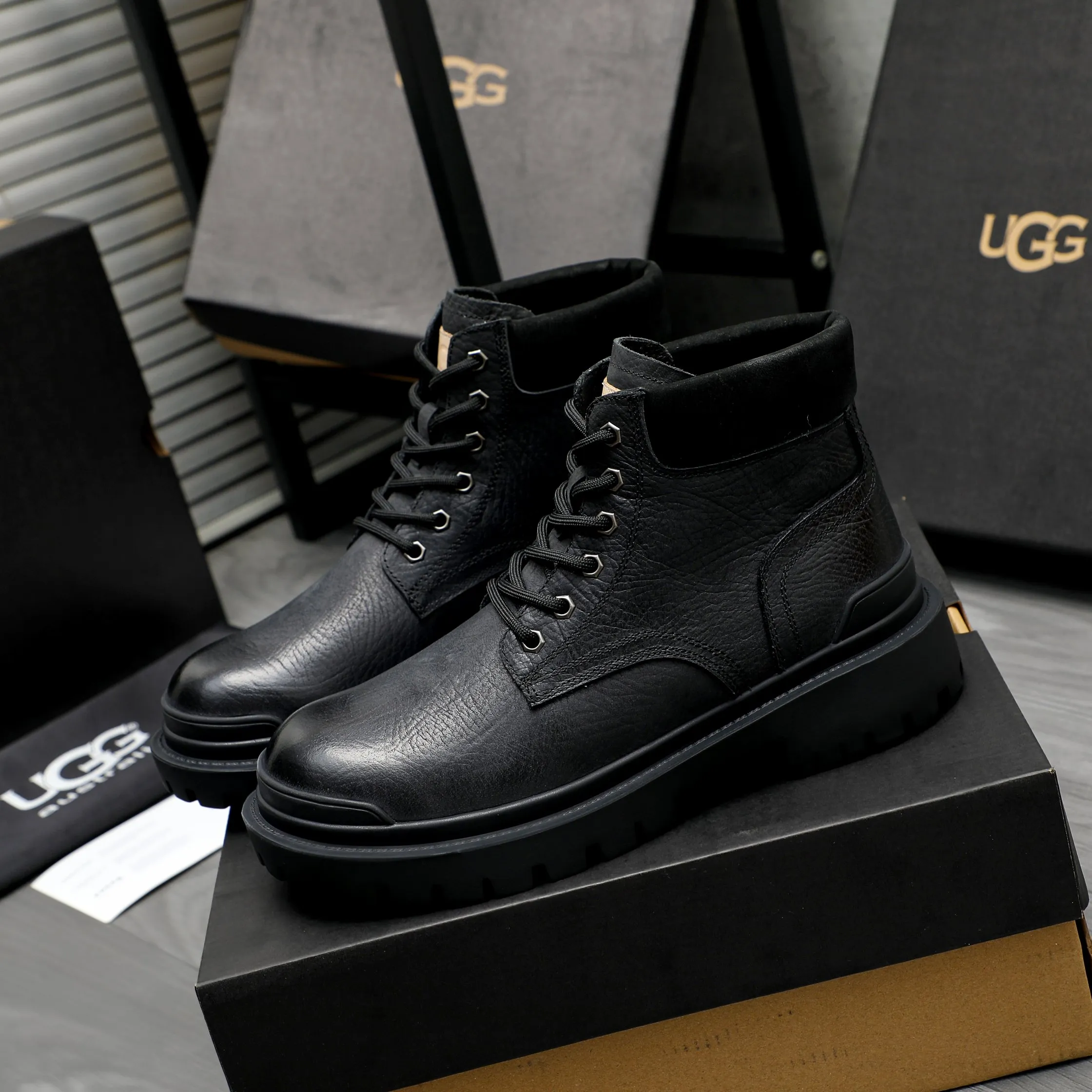 P620 Product trademark: "UGG" Gaobang men's shoes Regular size: 39-44 Product materials: Selected color-brushed cowhide upper, wool lining, original outsole